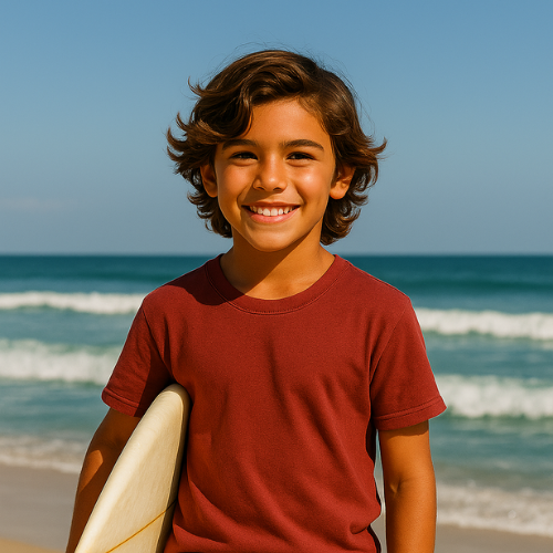 Criança com prancha de surf na praia do Campeche ao lado da família